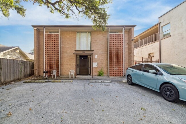 Building Photo - 1520 Yale St Unit 23