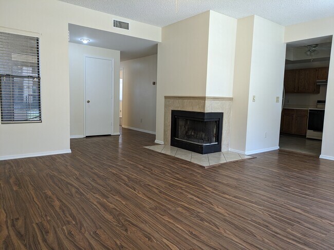 Building Photo - 6550 N 47th Ave Unit 101