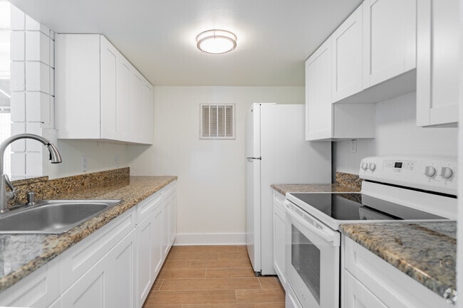 2BD, 2BA - 850SF - Kitchen