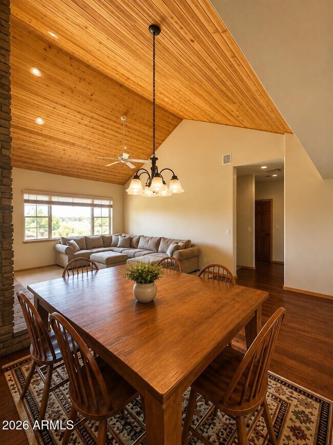 805 N Grapevine Cir