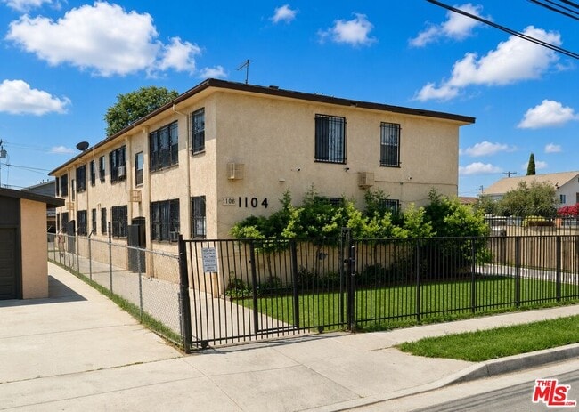Building Photo - 1104 W 93rd St Unit 3
