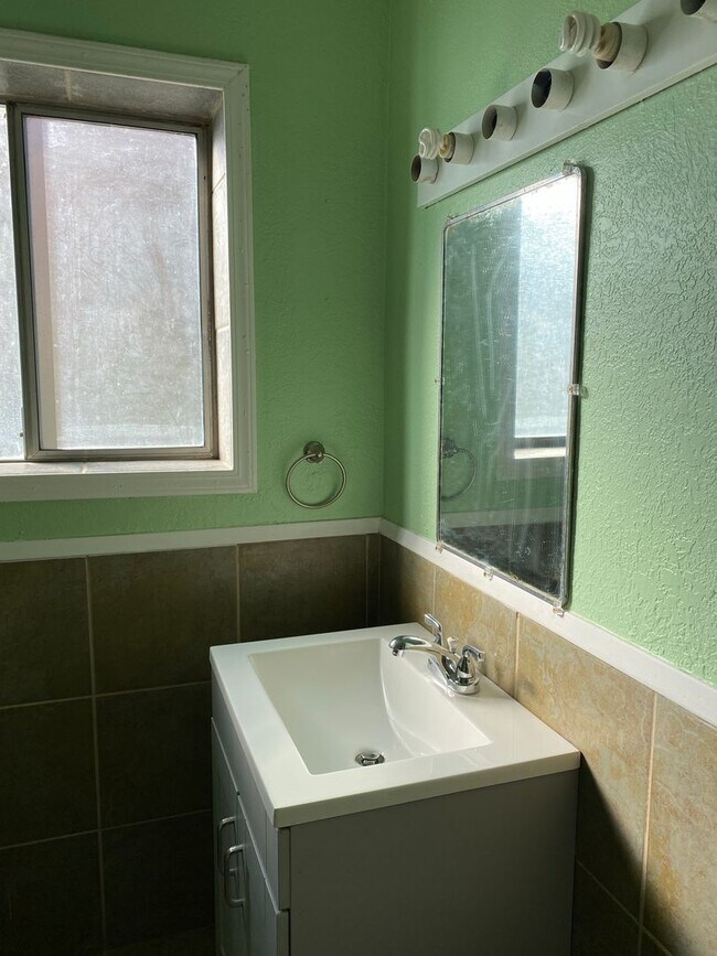 Photo - 1930's Bungalow Charmer, 2bdrm, 1 bath hou...