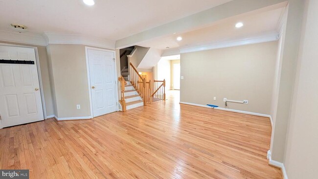 Photo - 211 Shirley Square SE