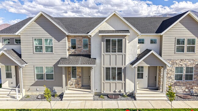 Front Elevation - 7 S Moonlit Rd Townhome