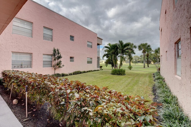 Photo - 548 Flanders L