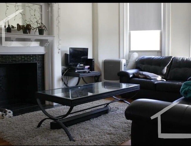 Building Photo - 1736 Beacon St Unit 6 Rental