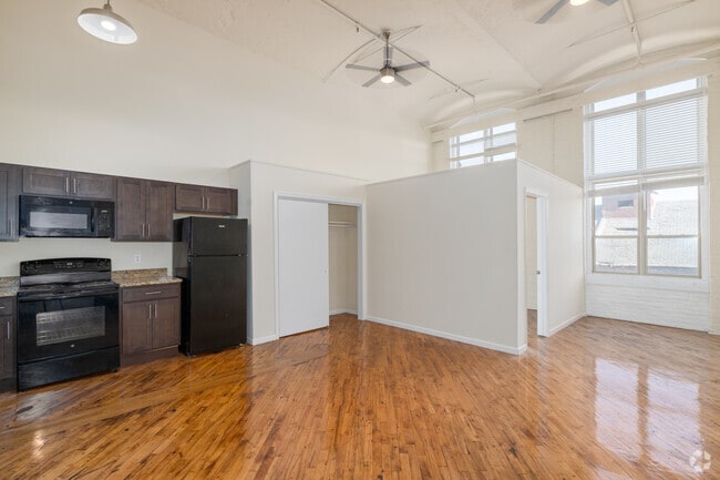 1BR, 1BA - 750SF