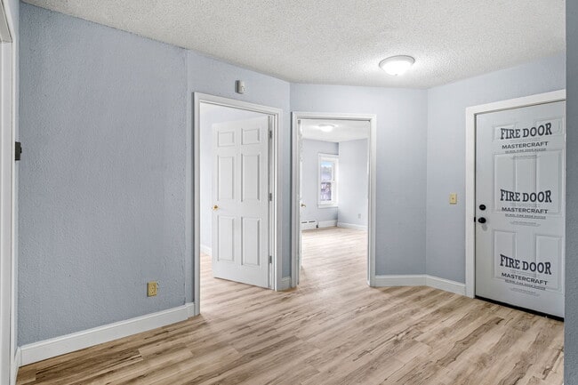 Photo - 933 University Ave W