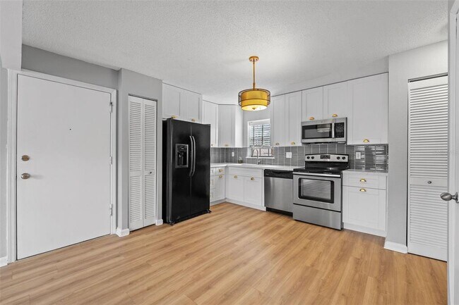 Photo - 317 E Amelia St Unit 4