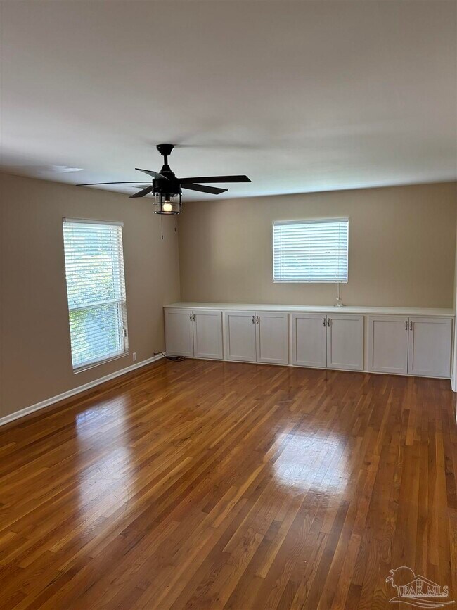 Photo - 301 Teakwood Cir