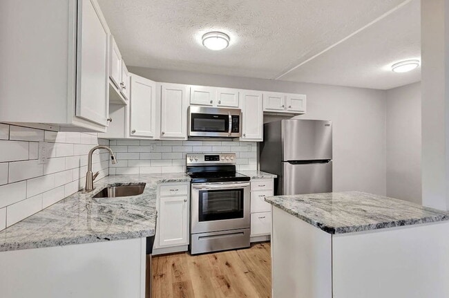 Building Photo - 5617 Happy Hollow Rd Unit 8