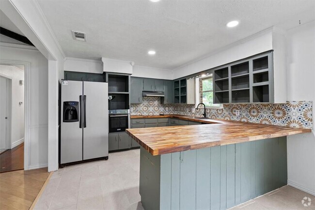 Building Photo - Perfectly Located Home Near Downtown Round...
