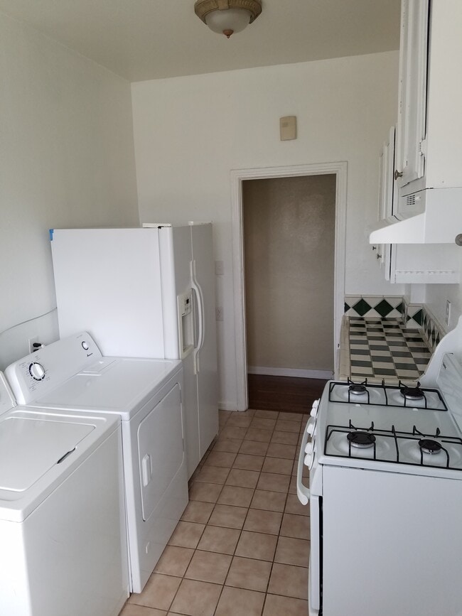 Kitchen - 1306 S Cloverdale Ave Unidad 1306