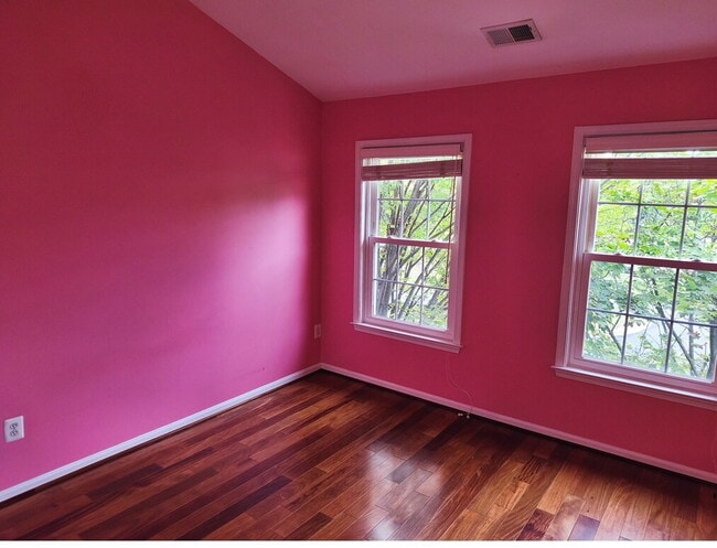 Building Photo - Exceptional End-Unit Townhome with Expansi...