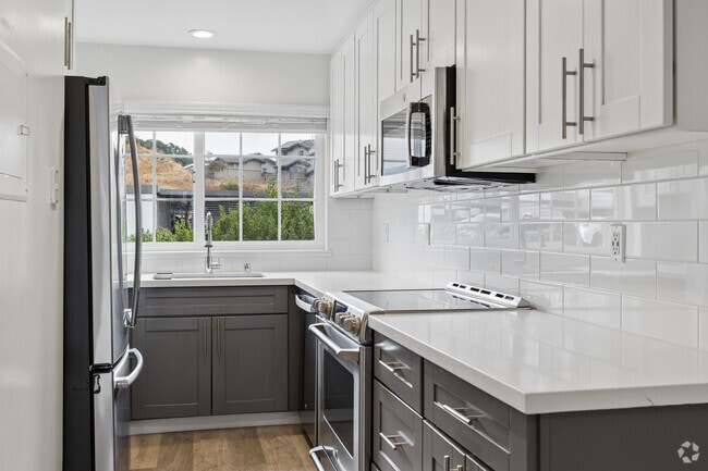 2BR, 2BA - 1096SF - Kitchen