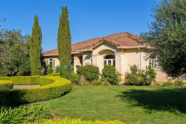 Building Photo - Monticello Road Home with Scenic Vineyard Views