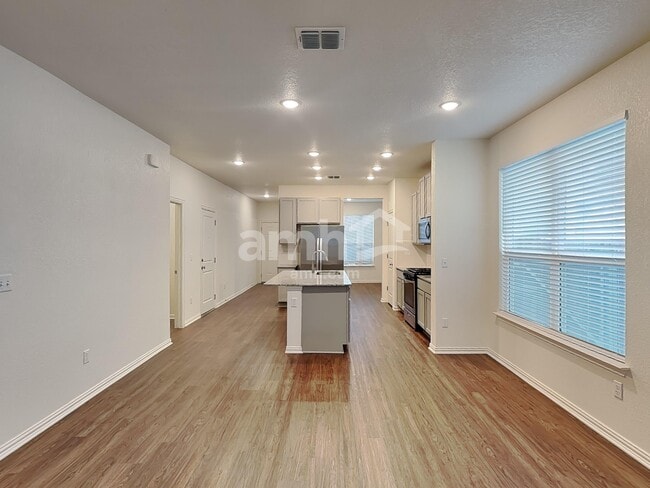 Photo - 457 Pebble Bend