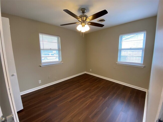 Photo - 712 Juno Ln