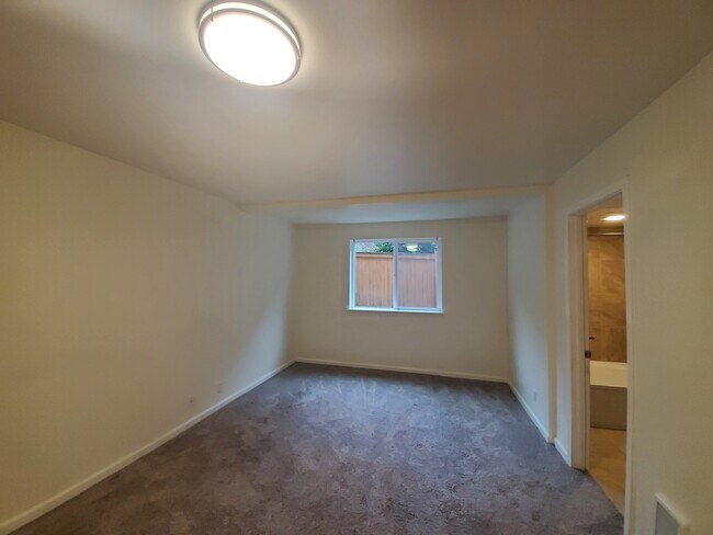 108 Dormitorio principal con baño - Beachwood Homes in Kirkland