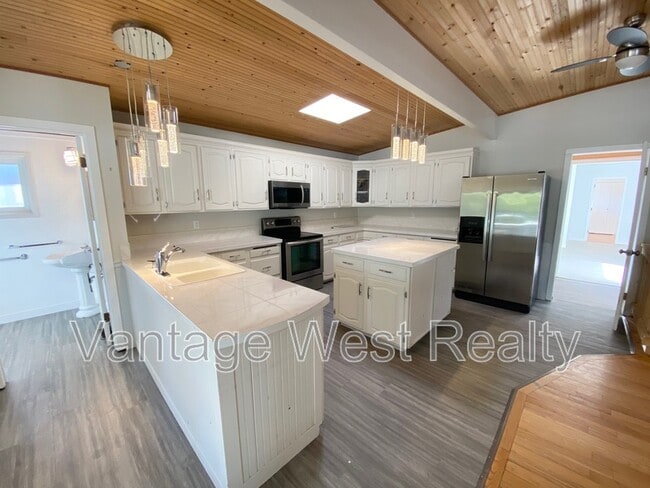 Photo - 1319 Kelglen Crescent