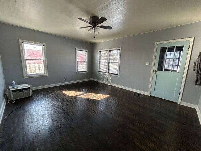 Photo - Cute Single Family House!