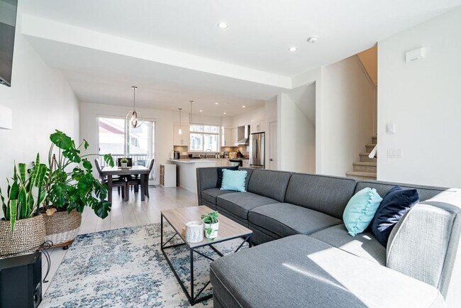 Photo - 6188-141 141 St