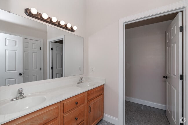 2BR, 2BA - 1,100SF - Primary Bathroom