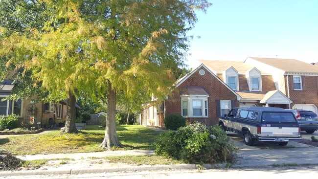 Building Photo - 2 Bedroom 2 Bathroom Townhome located in Great Bridge