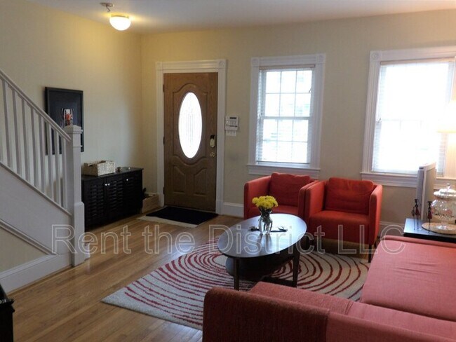 Photo - 1114 Abbey Pl NE