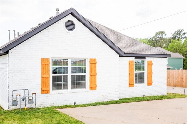 Photo - 1975 W Deane St