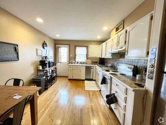 Building Photo - 235 W 5th St Unit 3 Rental