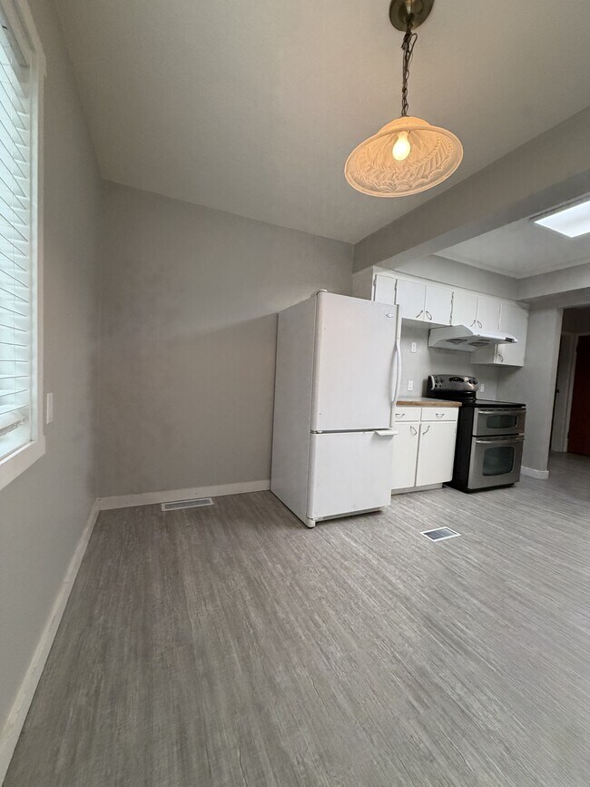 Photo - 10586-10127 127 St