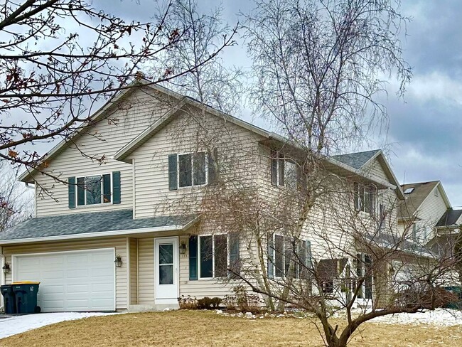 Charming Pewaukee Townhome with Modern Tou... - Charming Pewaukee Townhome with Modern Tou...