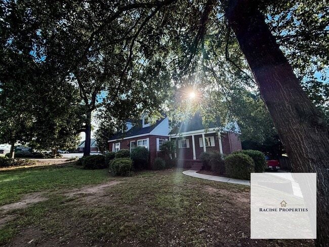 Building Photo - Furnished One Bedroom Available NOW!