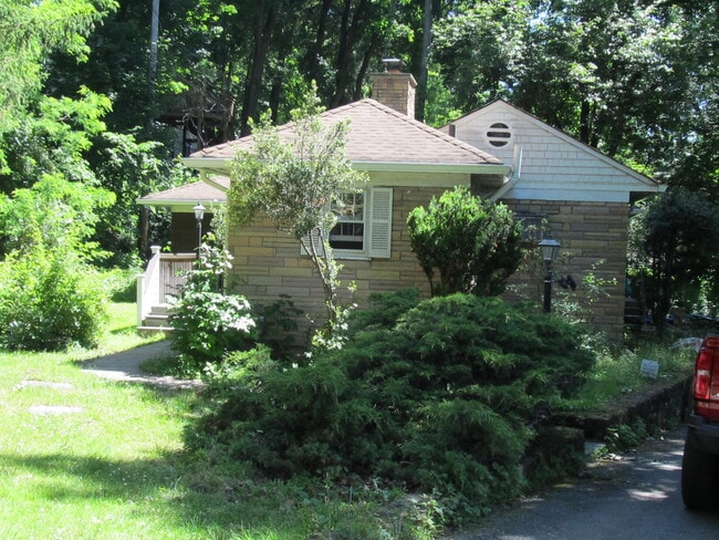 Building Photo - 449 Long Hill Rd Unit 1 Bedroom apartment, 1/2 a house