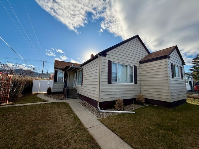 Building Photo - Charming 3 Bed 1 Bath Single Family Home W/ Fully Fenced Yard and Garage!