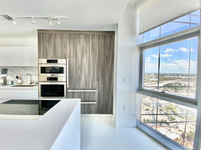 Photo - 851 NE 1st Ave Unidad 2802