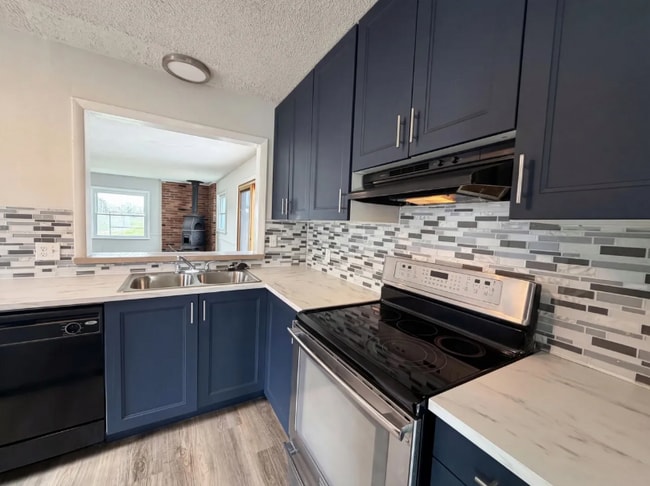 Photo - 413 Sherwood Dr W