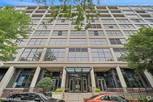 Building Photo - 900 N Kingsbury St Unit 757 Rental