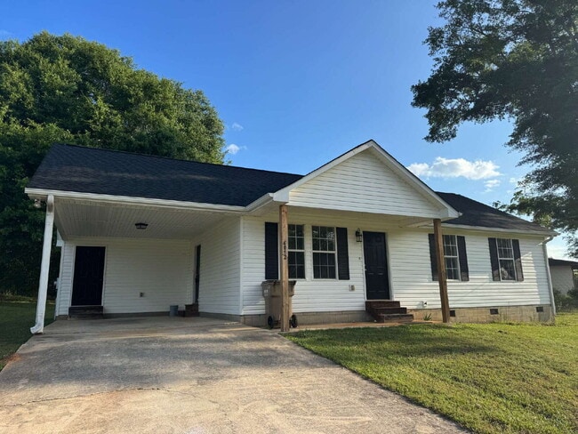 Building Photo - Three Bedroom Ranch in North Hall
