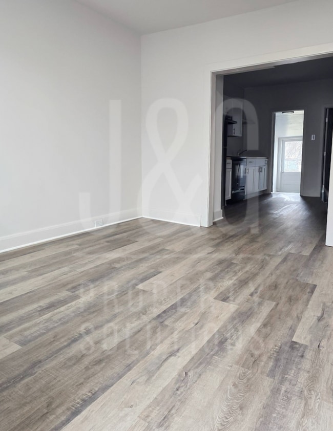 Building Photo - 3 Bedroom 1 Bath Row House