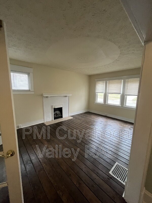 Photo - 555 Brittain Rd