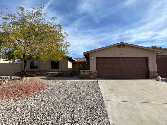Building Photo - 3 Bedroom Pool Home w/Solar