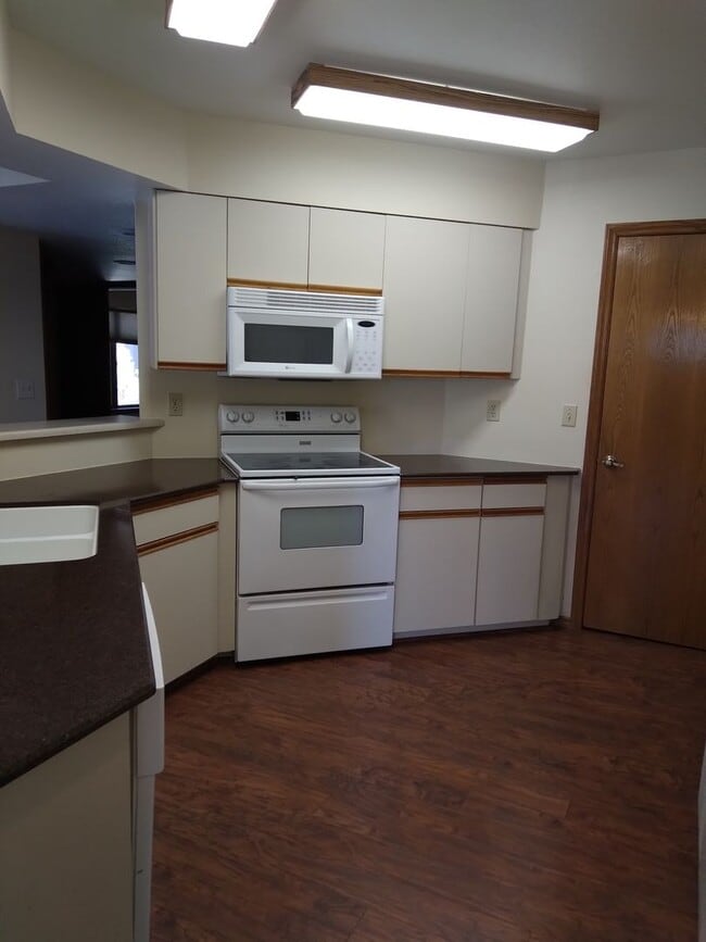 Photo - Beautiful 3 bed / 2 bath Seasons Condo Available