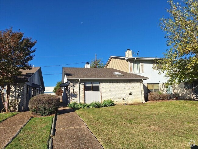 Building Photo - Two Bedroom Townhome