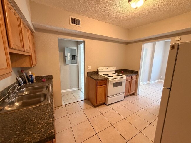 Photo - 1558 W 31st St