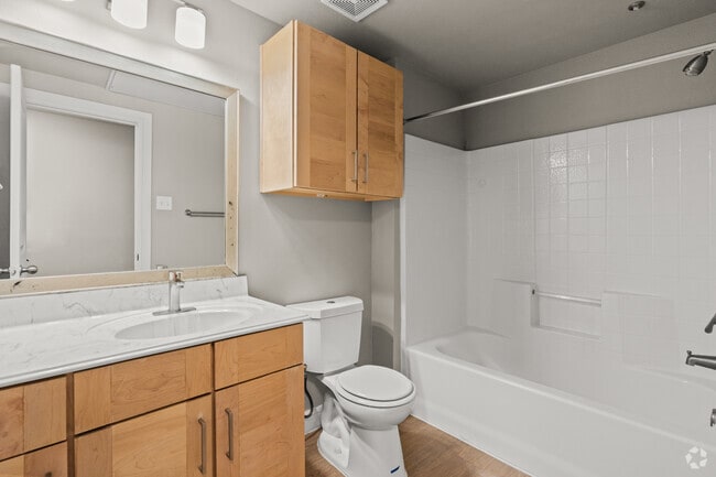 2 habitaciones, 2 baños, 950 pies cuadrados, baño