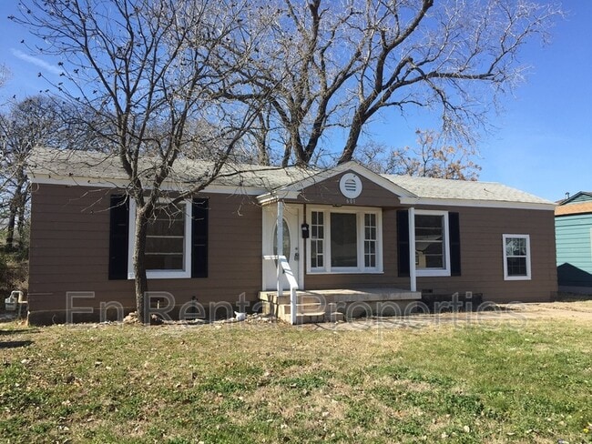 Building Photo - 601 W Beach St