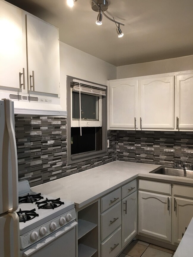 Building Photo - 1339-1345 S. Sycamore Avenue Unit 1343