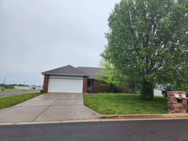 Building Photo - 717/719 McLean Court Unit 719